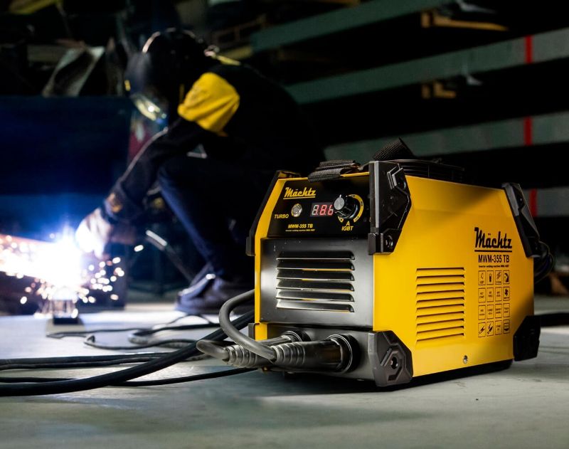 Зварювальний апарат Machtz у роботі