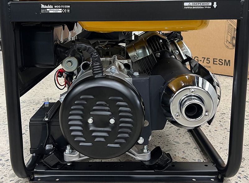 Задняя часть генератора с глушителем