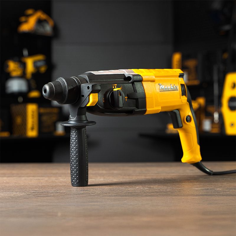 Чоловік працює перфоратором по стіні