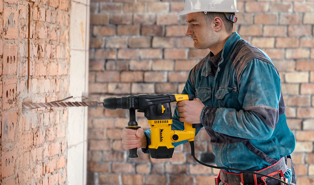 Строитель работает перфоратором Mächtz