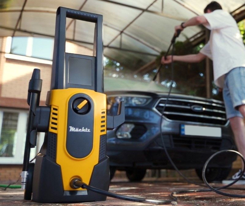 Миття машини мийкою високого тиску