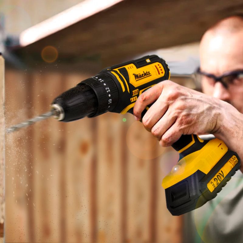 Шуруповерт Mächtz при сверлении деревянной балки