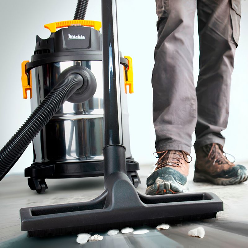 Пылесос Mächtz в работе убирает строительный мусор
