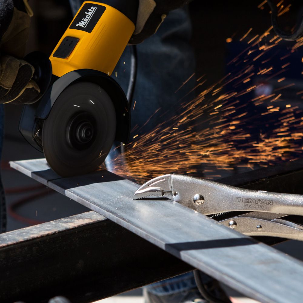 Работа болгаркай по металлу