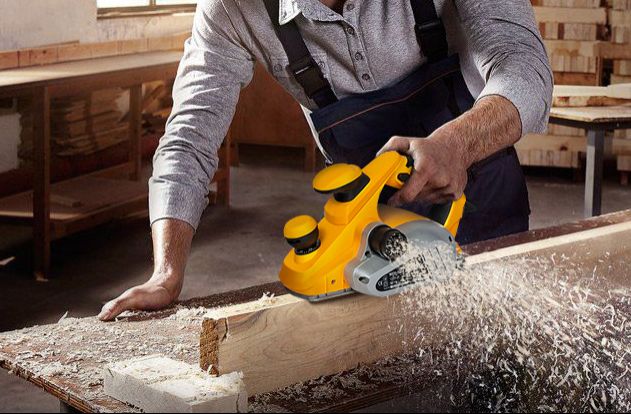 Робота електричним рубанком по дереву