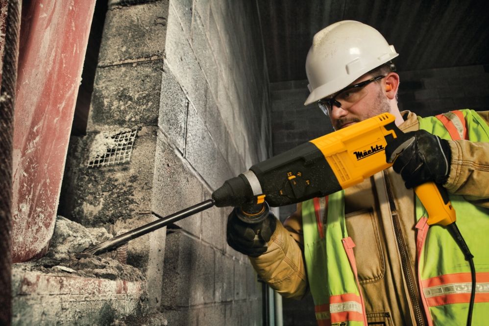 Мужчина работает перфоратором