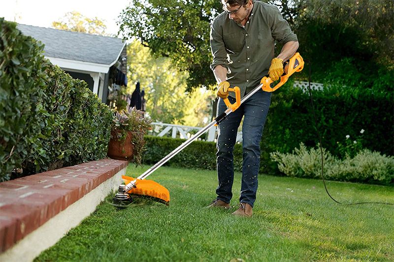 Підстригання газону електричним тримером