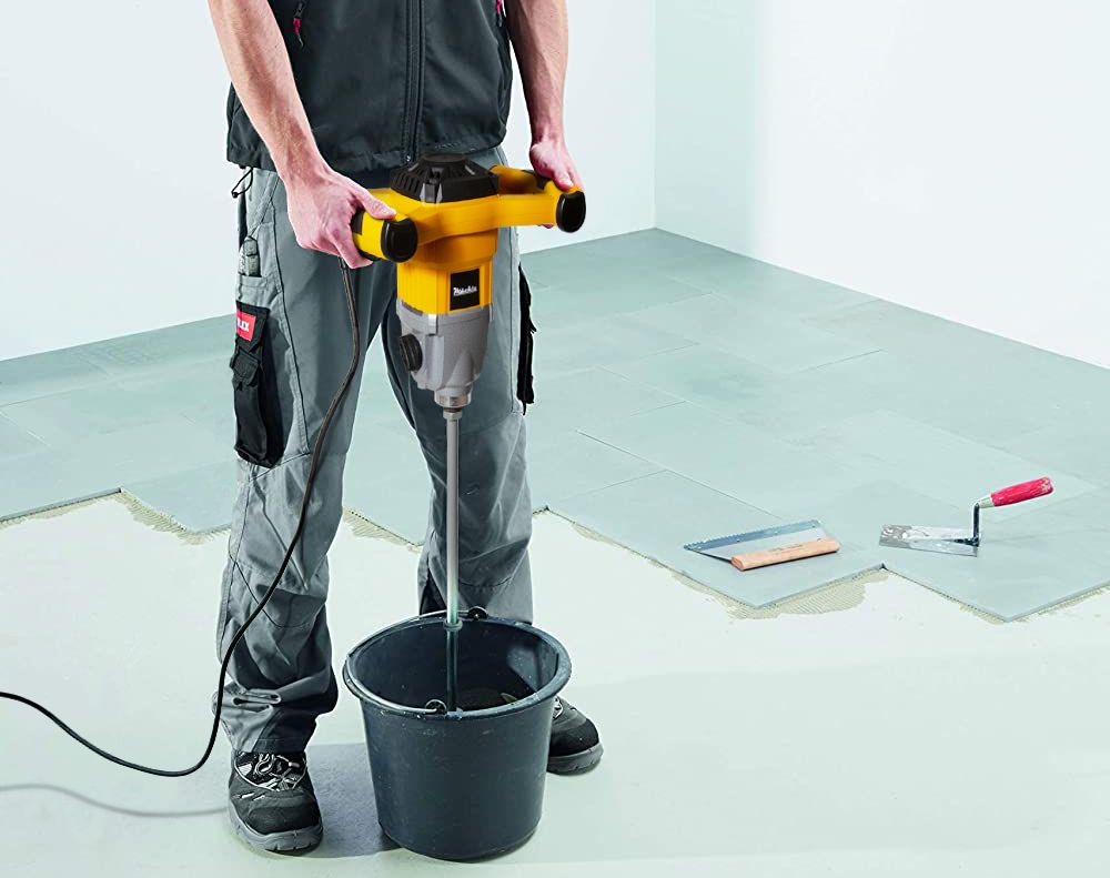 Строительный миксер в работе