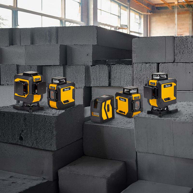 Різні лазерні рівні на бетонних блоках
