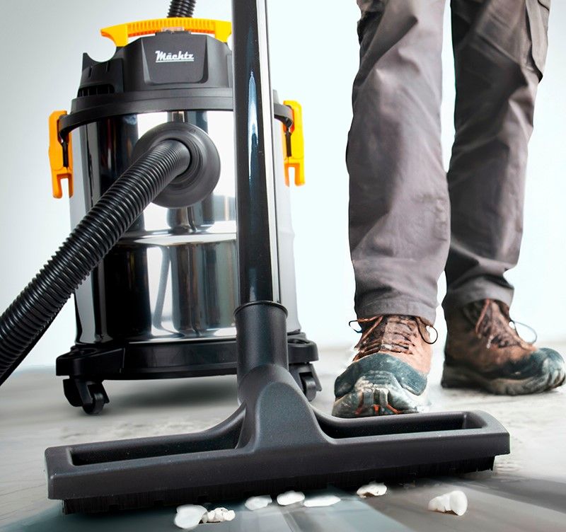 Очищення підлоги будівельним пилососом