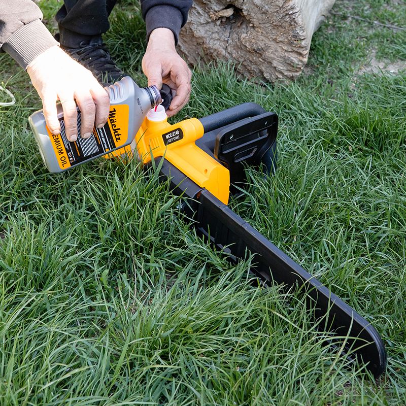 Металлическая шина электропилы крупным планом