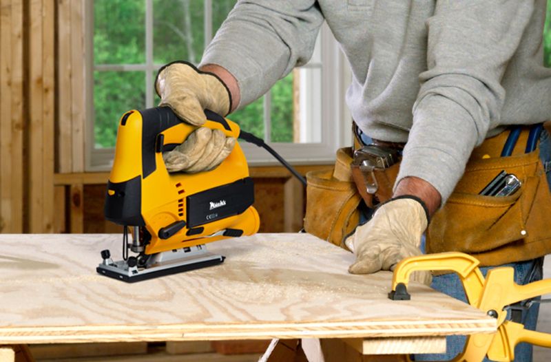 Лобзик у роботі по фанері