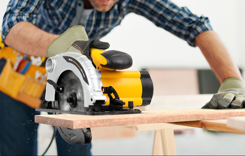 Різання деревини циркулярною пилою