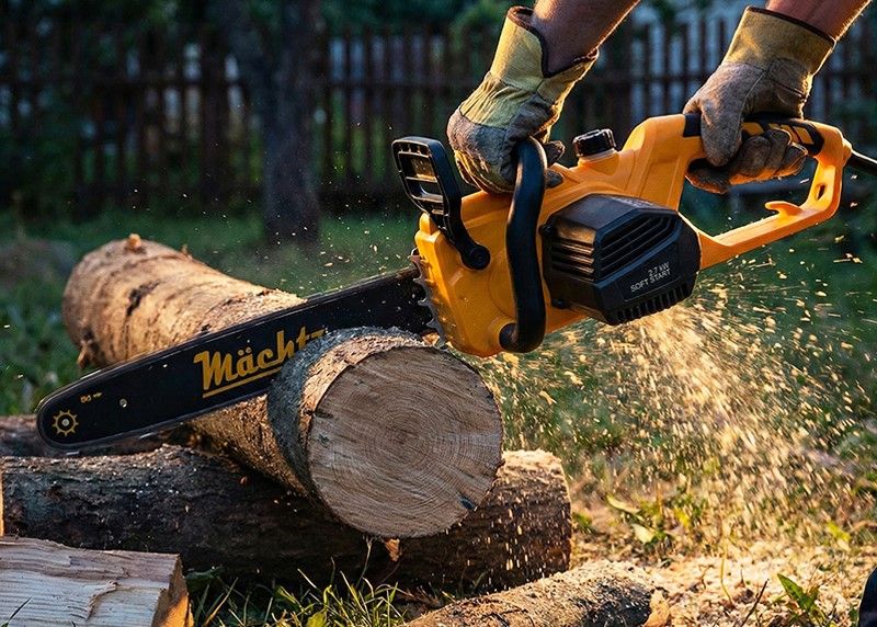 Обрезка веток электрической пилой
