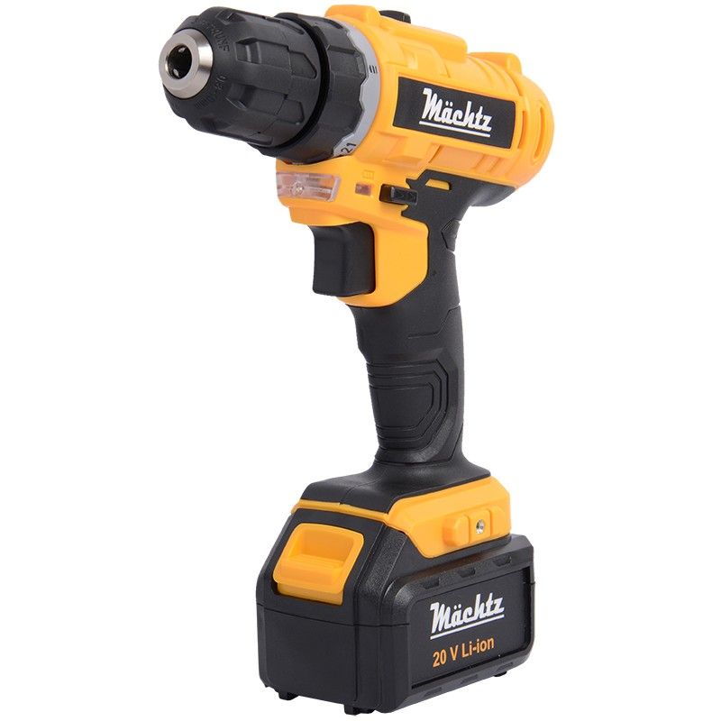 Шуруповерт на аккумуляторе на белом фоне