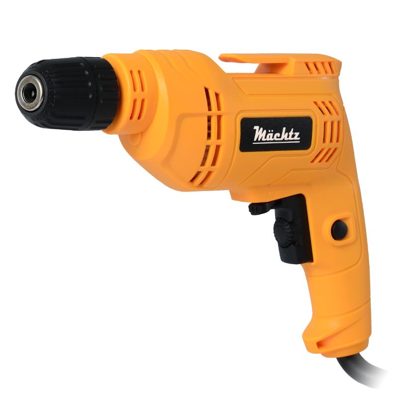 Людина працює дрилем по стіні