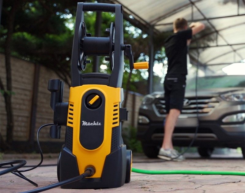 Мийка високого тиску на подвір'ї