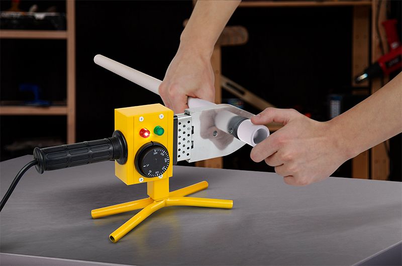 Паяльник для пластикових труб у процесі зварювання