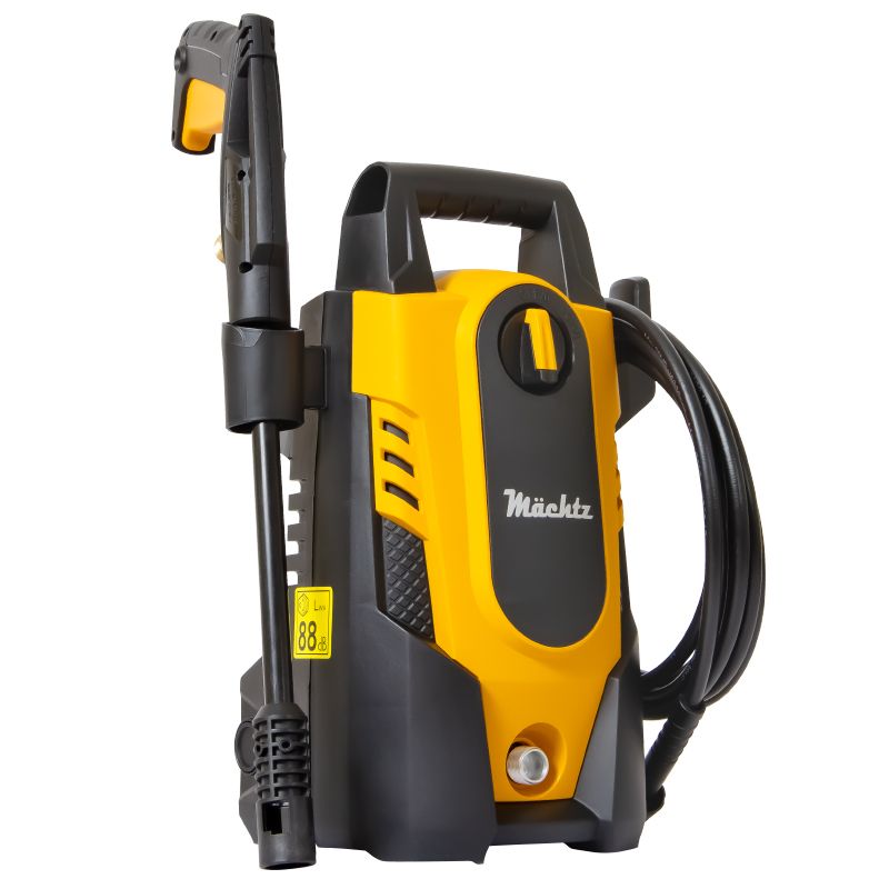 Мойка высокого давления на белом фоне