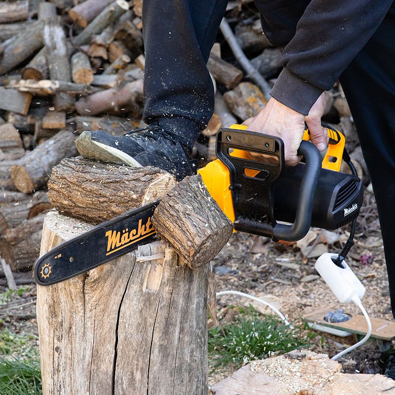 Двигатель электропилы крупным планом