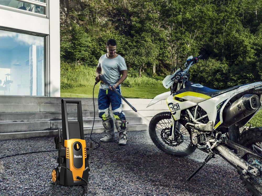  Мийка мотоцикла на подвір'ї