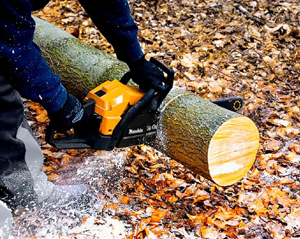 Распил дерева бензопилой на улице