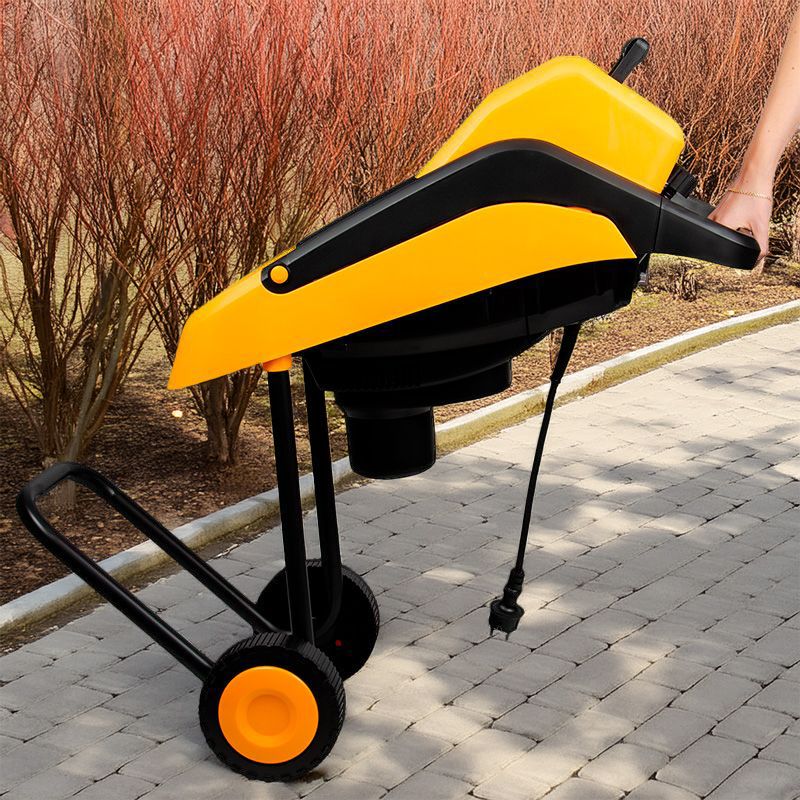 Перенесення подрібнювача Machtz по садовій доріжці