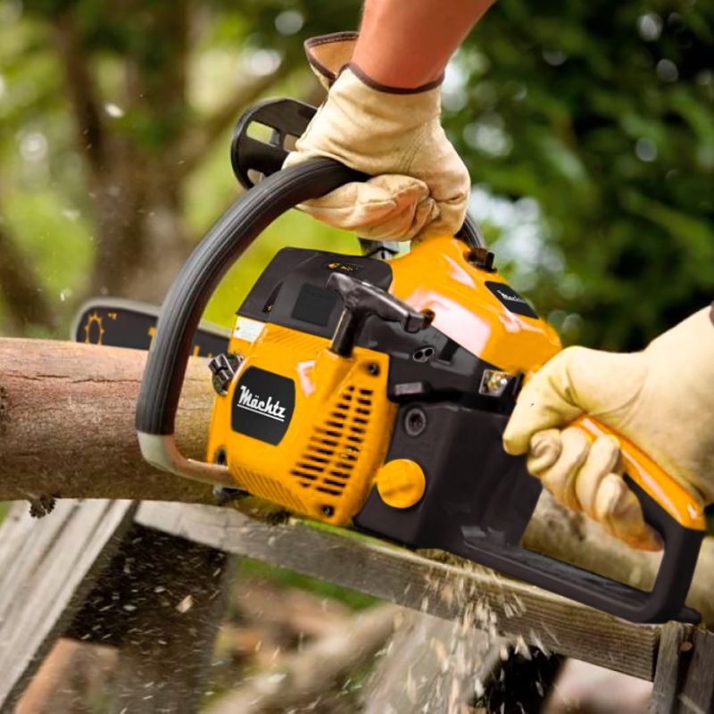 Бензопила Mächtz на дереві