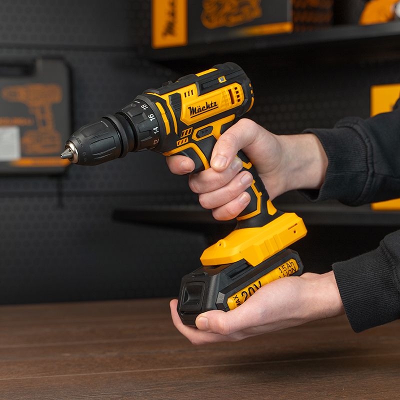 Аккумуляторный шуруповерт Mächtz в руке пользователя