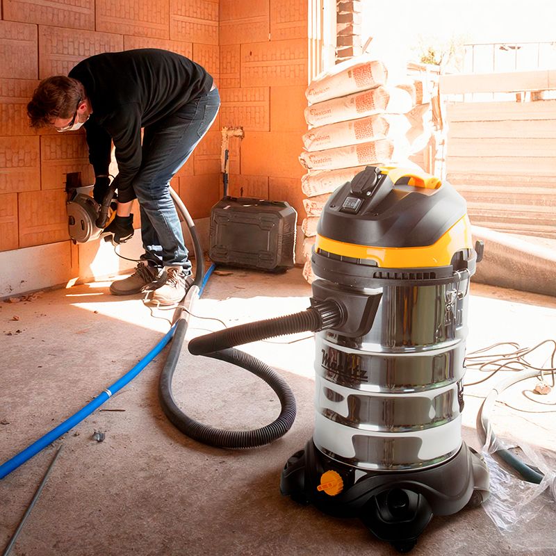 Пылесос Mächtz подключён к электроинструменту