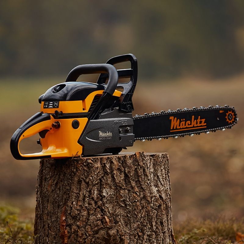  Бензопила Mächtz у лісі