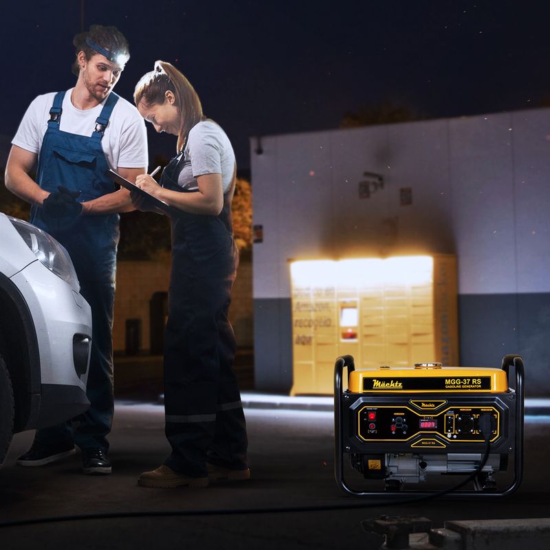 Двое работников возле машины ночью с генератором Mächtz MGG 37 RS