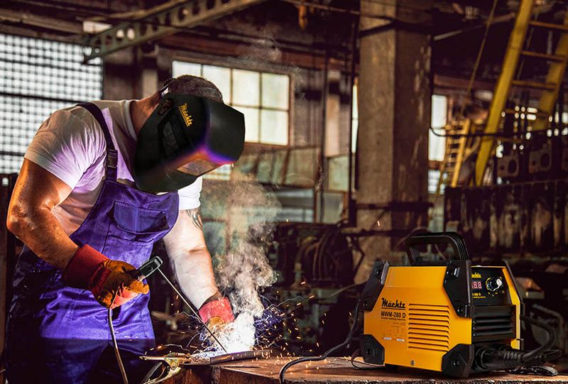 Зварювальник працює інверторним апаратом