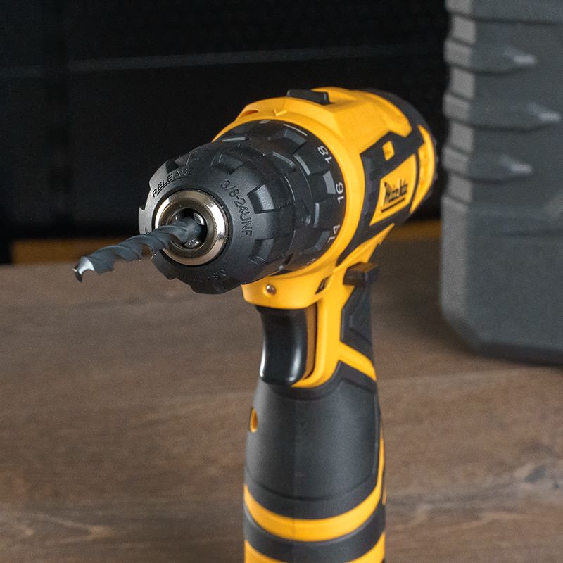 Аккумуляторный шуруповерт со сверлом