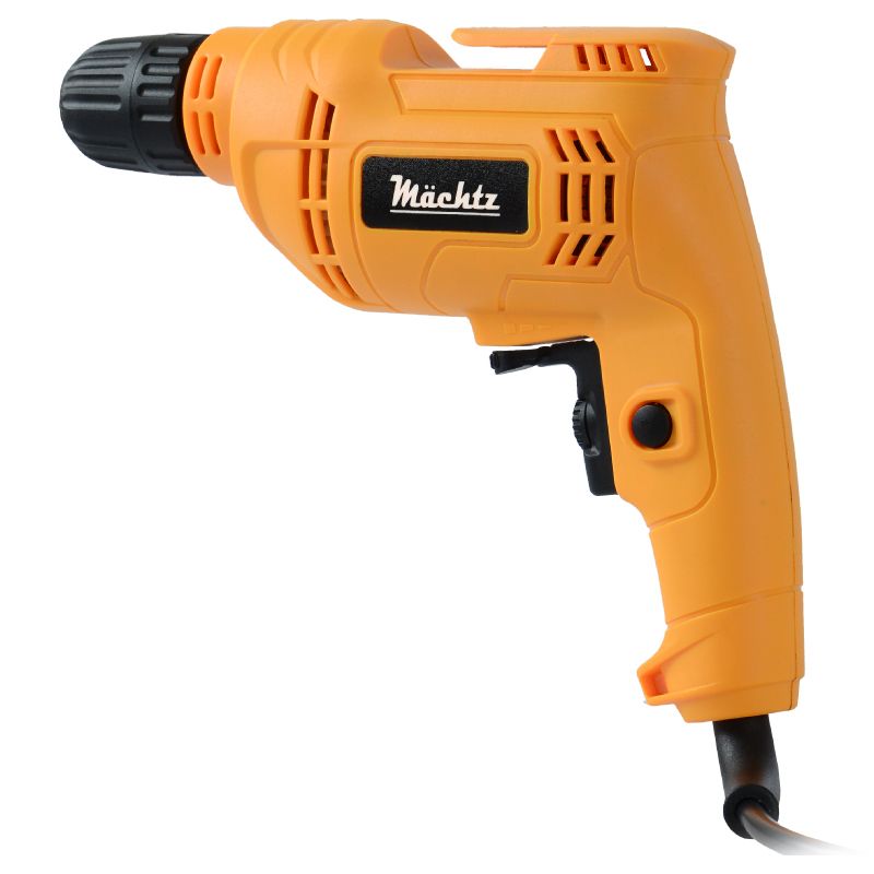 Человек работает дрелью по стене