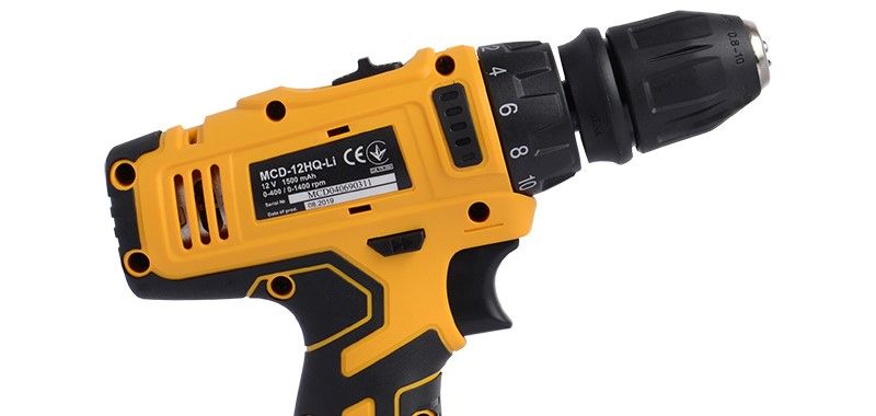 Задняя часть шуруповерта с технической наклейкой