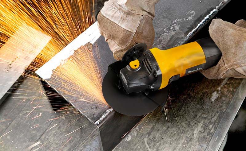 Робота болгаркою по металу
