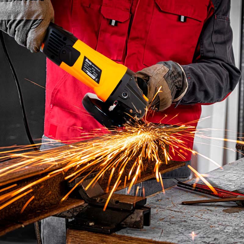 Робота болгаркою по металу