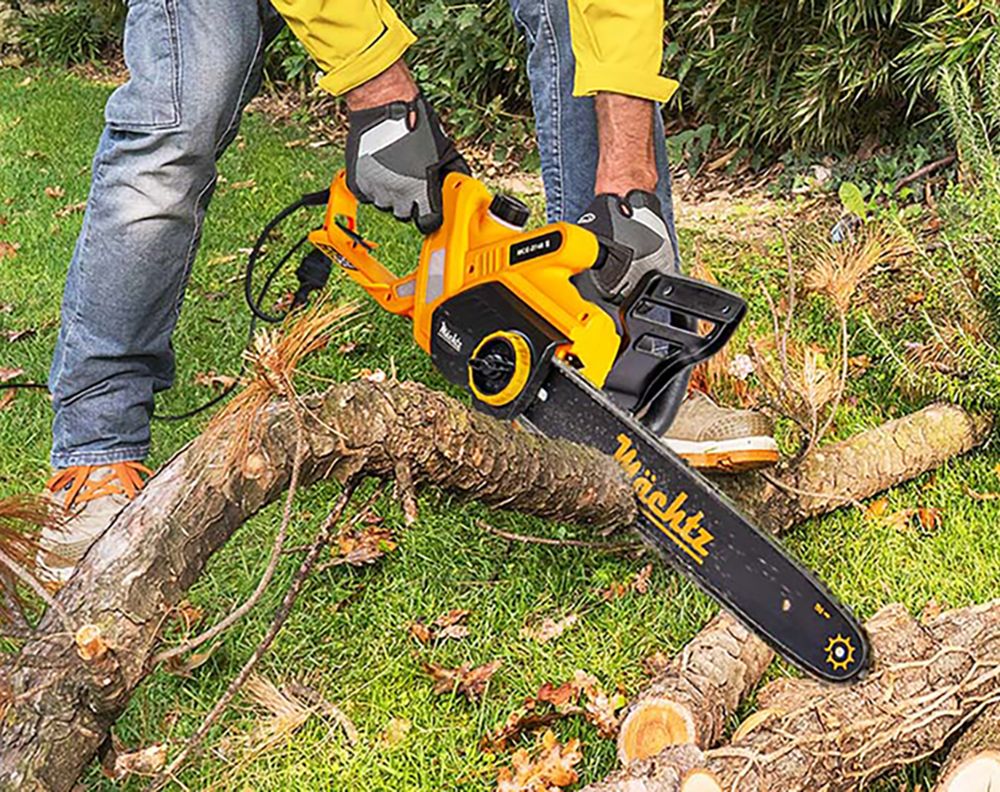 Обрезка веток электрической пилой