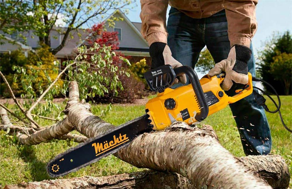 Розпилювання гілок електропилою Machtz