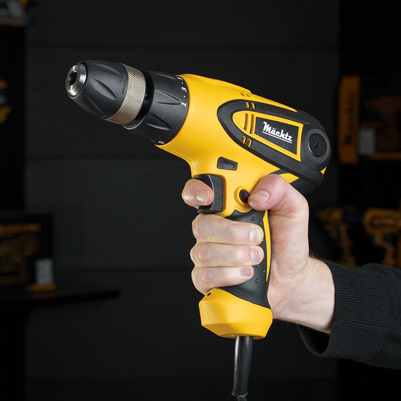 Чоловік працює шуруповертом Mächtz