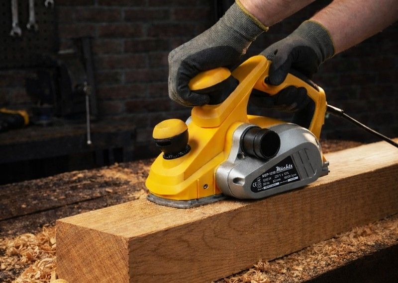 Работа электрическим рубанком по дереву