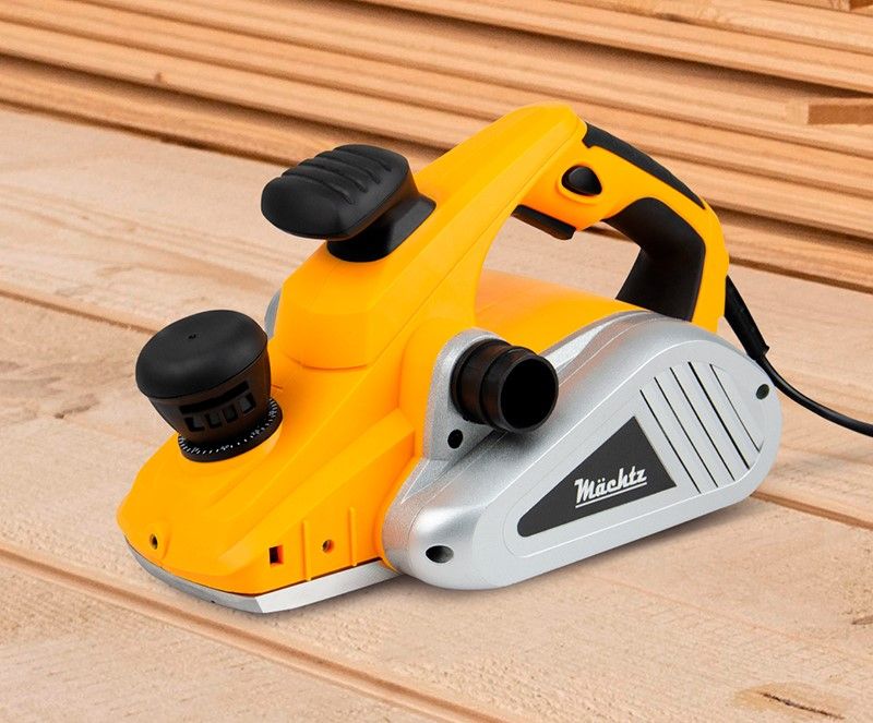 Електричний рубанок на деревині