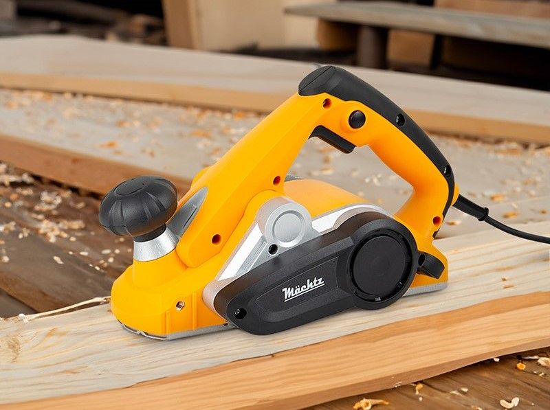 Електрорубанок на дерев'яній дошці