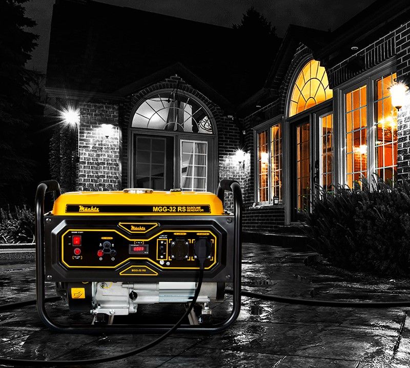 Генератор рядом с освещённым домом