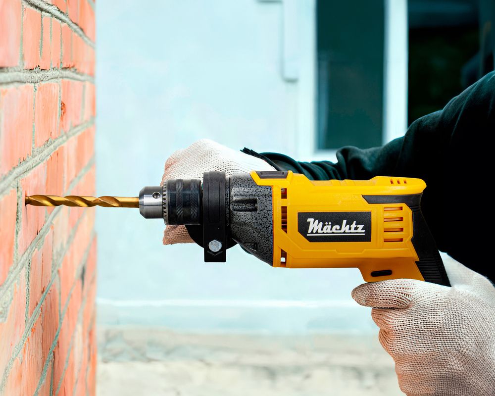 Дриль свердлить отвір у цеглі