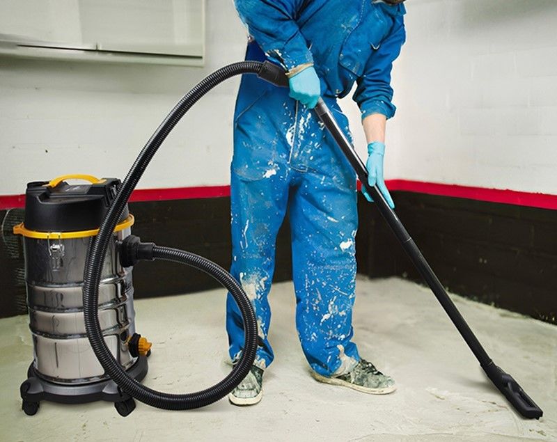 Прибирання підлоги будівельним пилососом