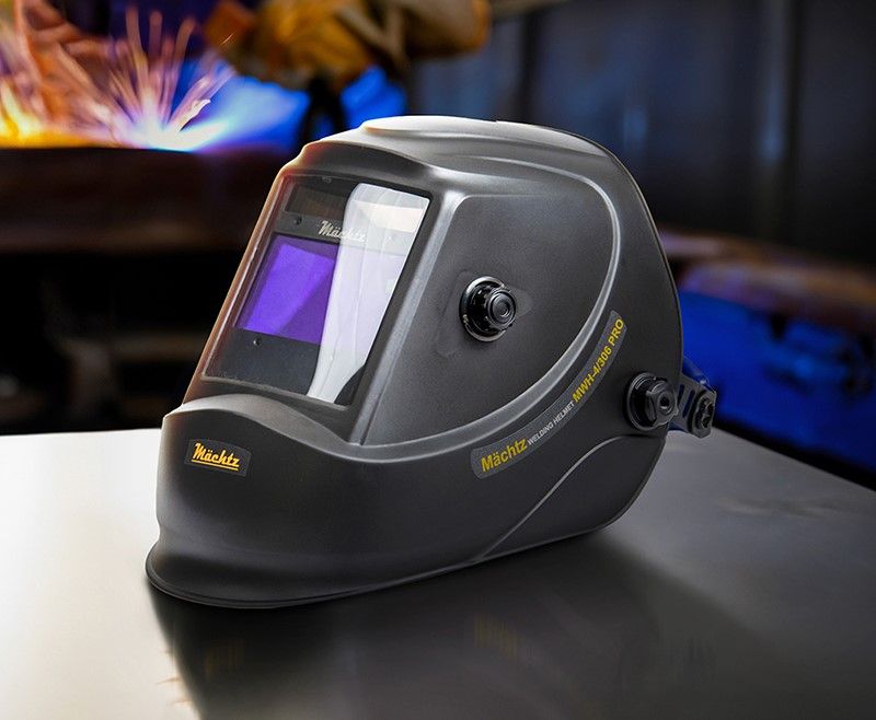 Зварювальна маска на столі