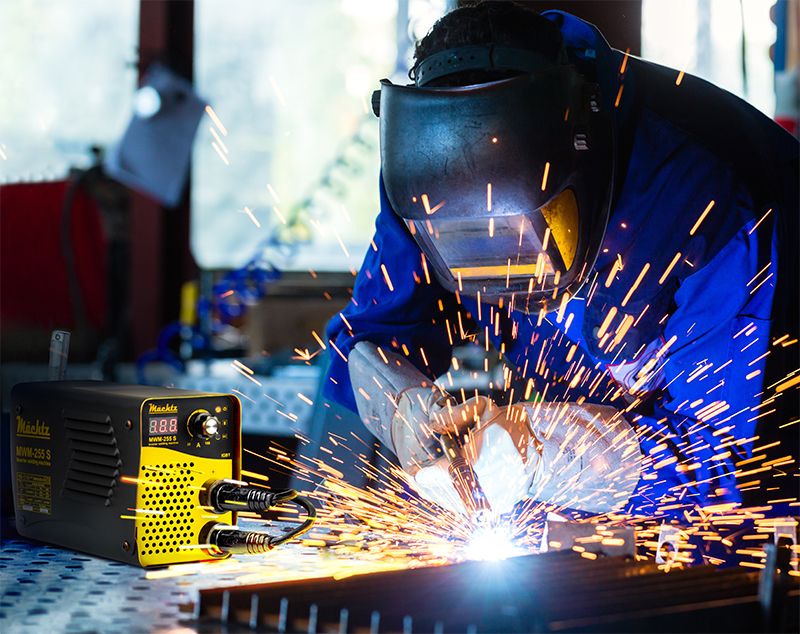 Зварювальник працює інвертором