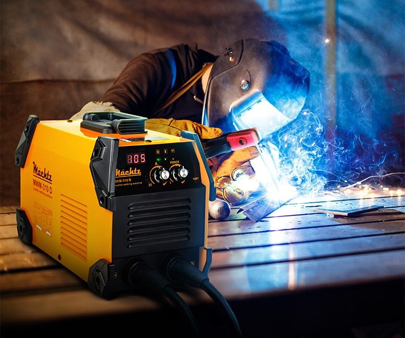 Зварювальник працює з зварювальним апаратом